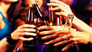 CG Liquor Overrating: महंगी कीमतों में बेच रहे थे शराब, 4 SI निलंबित, 8 अधिकारियों को नोटिस