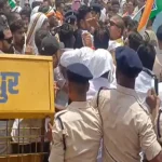 Raipur News: राजधानी रायपुर के बीरगांव स्थित रावाभाठा में आयोजित सुशासन तिहार कार्यक्रम के दौरान भाजपा और कांग्रेस कार्यकर्ताओं के बीच जमकर हंगामा देखने को मिला। विरोध प्रदर्शन के दौरान दोनों पक्षों के कार्यकर्ताओं में धक्का-मुक्की और झड़प की स्थिति बन गई, जिसके बाद पुलिस को हस्तक्षेप कर माहौल शांत कराना पड़ा।