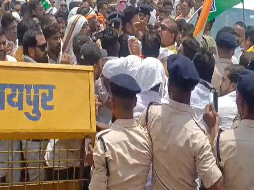 Raipur News: राजधानी रायपुर के बीरगांव स्थित रावाभाठा में आयोजित सुशासन तिहार कार्यक्रम के दौरान भाजपा और कांग्रेस कार्यकर्ताओं के बीच जमकर हंगामा देखने को मिला। विरोध प्रदर्शन के दौरान दोनों पक्षों के कार्यकर्ताओं में धक्का-मुक्की और झड़प की स्थिति बन गई, जिसके बाद पुलिस को हस्तक्षेप कर माहौल शांत कराना पड़ा।
