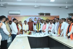 CG News: सामूहिक विवाह समारोह में अव्यवस्था पर भड़के डॉ. रमन सिंह, जानें क्या कहा.. Vara Vathha Ka Aasharavatha Samaraha Ka Aayajana Kaya Gaya Tha Bd32e76a3d6292e94a6169628f758ff6 300x200
