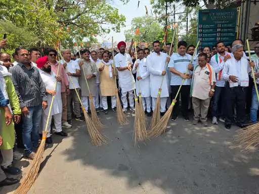 Raipur Sanitation Strike: रायपुर नगर निगम की सफाई व्यवस्था को बड़ा झटका लगा है। भुगतान नहीं मिलने से नाराज सफाई ठेकेदारों ने बुधवार से काम बंद कर दिया है। इसके चलते नगर निगम के सभी 70 वार्डों में सफाई व्यवस्था प्रभावित हो गई है। ठेकेदारों का आरोप है कि पिछले चार महीने से उनका भुगतान लंबित है, जिसके कारण उन्हें हड़ताल का रास्ता अपनाना पड़ा।