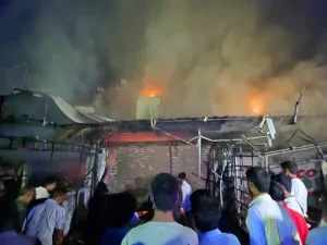 Bilaspur Fire: बिलासपुर के रेलवे परिक्षेत्र स्थित बुधवारी बाजार में गुरुवार रात भीषण आग लगने से साइकिल स्टोर समेत चार दुकानें जलकर खाक हो गईं। आग सबसे पहले एक साइकिल दुकान में लगी और देखते ही देखते आसपास की दुकानों तक फैल गई। घटना में लाखों रुपए के नुकसान की आशंका जताई जा रही है।