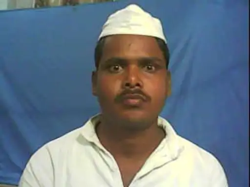 Bilaspur Jail Murder: छत्तीसगढ़ के बिलासपुर सेंट्रल जेल में मंगलवार सुबह एक सनसनीखेज वारदात सामने आई। जेल में बंद एक कैदी की सीमेंट स्लैब से सिर पर ताबड़तोड़ वार कर हत्या कर दी गई। गंभीर रूप से घायल कैदी को अस्पताल पहुंचाया गया, जहां उपचार के दौरान उसकी मौत हो गई। घटना के बाद जेल प्रशासन और पुलिस ने मामले की जांच शुरू कर दी है।