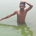 Durg Murder: छत्तीसगढ़ के दुर्ग जिले में शराब पार्टी के बाद हुए विवाद में एक युवक ने अपने ही दोस्त की सब्बल से हमला कर हत्या कर दी। वारदात के बाद आरोपी ने सबूत मिटाने की नीयत से हत्या में इस्तेमाल सब्बल और अपने कपड़े तालाब में फेंक दिए। पुलिस ने मामले में दो आरोपियों को गिरफ्तार कर लिया है। घटना नंदिनी नगर थाना क्षेत्र के ग्राम डूमर की है।