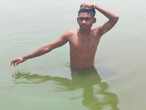 Durg Murder: छत्तीसगढ़ के दुर्ग जिले में शराब पार्टी के बाद हुए विवाद में एक युवक ने अपने ही दोस्त की सब्बल से हमला कर हत्या कर दी। वारदात के बाद आरोपी ने सबूत मिटाने की नीयत से हत्या में इस्तेमाल सब्बल और अपने कपड़े तालाब में फेंक दिए। पुलिस ने मामले में दो आरोपियों को गिरफ्तार कर लिया है। घटना नंदिनी नगर थाना क्षेत्र के ग्राम डूमर की है।