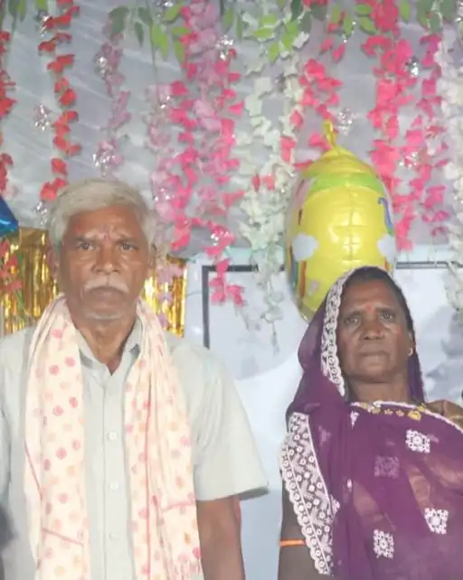 Raigarh Double Murder: छत्तीसगढ़ के रायगढ़ जिले के धरमजयगढ़ थाना क्षेत्र में एक बुजुर्ग दंपती के अधजले शव उनके घर के अंदर मिलने से सनसनी फैल गई। मृतकों की पहचान रिटायर्ड SECL कर्मी मंगलूराम राठिया (65) और उनकी पत्नी पुनई बाई राठिया के रूप में हुई है। प्रारंभिक तौर पर हत्या के बाद शव जलाने की आशंका जताई जा रही है। पुलिस, फॉरेंसिक टीम और डॉग स्क्वॉड मौके पर पहुंचकर मामले की जांच कर रहे हैं।