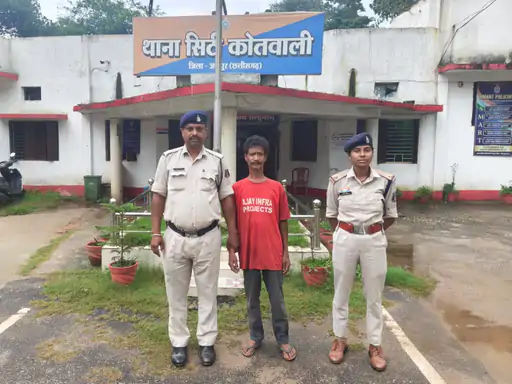 CG Murder: जशपुर जिले के सिटी कोतवाली थाना क्षेत्र में एक महिला की उसके पति ने पीट-पीटकर हत्या कर दी। पुलिस के अनुसार, घरेलू विवाद के दौरान आरोपी ने पत्नी के साथ मारपीट की, जिससे उसकी मौके पर ही मौत हो गई। पुलिस ने आरोपी पति को गिरफ्तार कर न्यायिक कार्रवाई शुरू कर दी है।