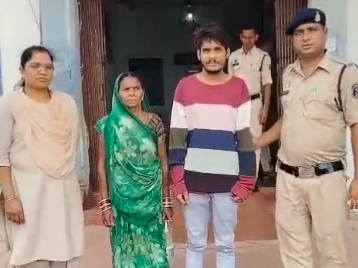 Dhamtari Murder: छत्तीसगढ़ के धमतरी जिले में एक सनसनीखेज हत्या का खुलासा हुआ है। कुरूद थाना क्षेत्र के ग्राम गोजी में मां और छोटे भाई ने मिलकर बड़े बेटे की हत्या कर दी। वारदात के बाद दोनों ने पुलिस को गुमराह करने के लिए शव को फंदे से लटका दिया, ताकि मामला आत्महत्या का लगे। पुलिस ने दोनों आरोपियों को गिरफ्तार कर लिया है।