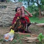 CG News: छत्तीसगढ़ के गरियाबंद जिले में बीमारी के डर से एक महिला को गांव से बाहर खेत में बनी झोपड़ी में रहने के लिए छोड़ देने का मामला सामने आया है। धीगियामुडा गांव की 48 वर्षीय हीरा बाई नेताम कई दिनों तक अकेले झोपड़ी में रह रही थीं। मामला सामने आने के बाद जिला पंचायत अध्यक्ष ने मौके पर पहुंचकर उन्हें अस्पताल में भर्ती कराया।