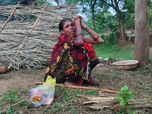 CG News: छत्तीसगढ़ के गरियाबंद जिले में बीमारी के डर से एक महिला को गांव से बाहर खेत में बनी झोपड़ी में रहने के लिए छोड़ देने का मामला सामने आया है। धीगियामुडा गांव की 48 वर्षीय हीरा बाई नेताम कई दिनों तक अकेले झोपड़ी में रह रही थीं। मामला सामने आने के बाद जिला पंचायत अध्यक्ष ने मौके पर पहुंचकर उन्हें अस्पताल में भर्ती कराया।
