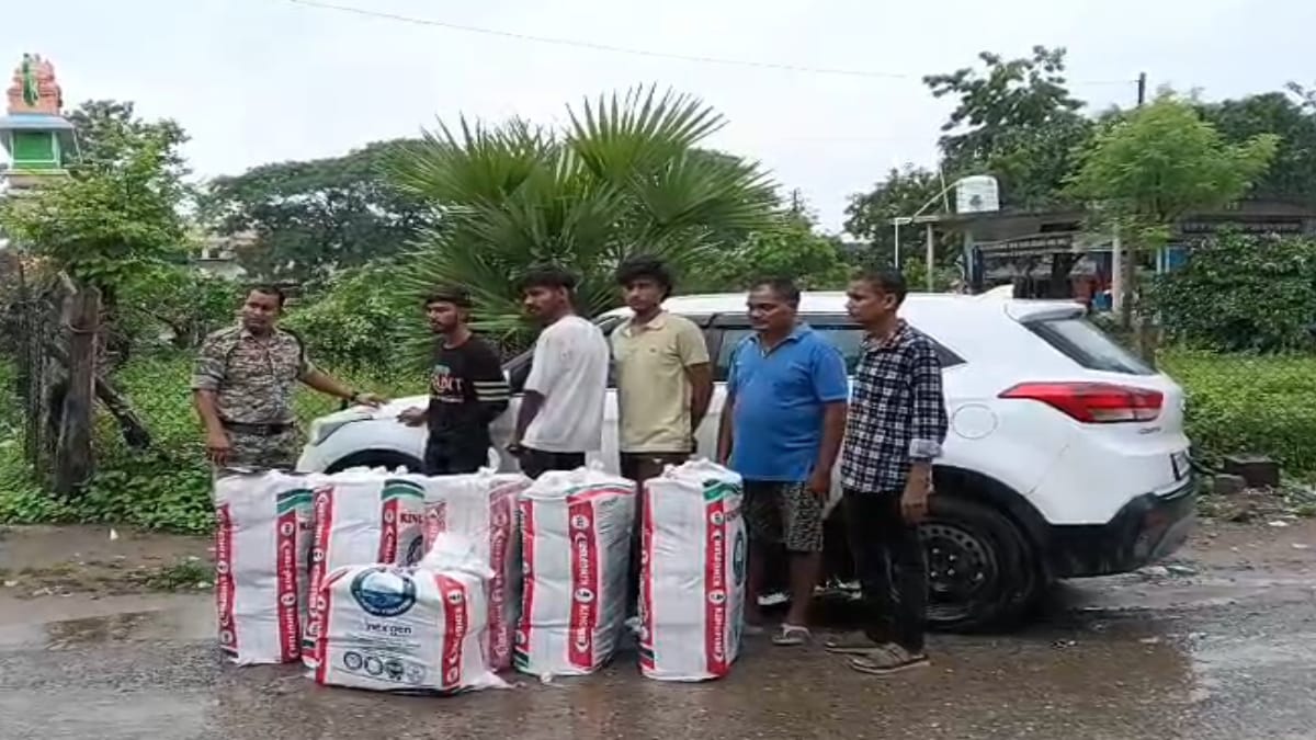 CG Ganja Smuggling: छत्तीसगढ़ के सुकमा जिले में पुलिस ने अवैध गांजा तस्करी के खिलाफ बड़ी कार्रवाई करते हुए तीन तस्करों को गिरफ्तार किया है। आरोपियों के कब्जे से 1 करोड़ 11 लाख रुपये से अधिक कीमत का 223 किलो गांजा जब्त किया गया है। तस्कर कार में फर्जी नंबर प्लेट लगाकर गांजा की तस्करी करने की कोशिश कर रहे थे।