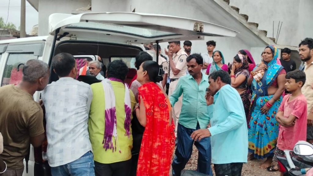 CG News: छत्तीसगढ़ के गरियाबंद जिले के नगर पंचायत कोपरा से रविवार को एक दिल दहला देने वाली घटना सामने आई है। जहां मासूम भाई-बहन की पानी से भरे गड्ढे (घुरवा) में डूबने से मौत हो गई। घटना के बाद परिजनों का रो-रोकर बुरा हाल है।