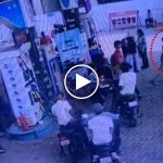 Bilaspur News: छत्तीसगढ़ के बिलासपुर में तारबहार थाना क्षेत्र स्थित अंबा पेट्रोल पंप पर मामूली विवाद के बाद दो छात्रों के साथ बेरहमी से मारपीट का मामला सामने आया है। आरोप है कि स्कूल ड्रेस पहने दो नाबालिगों ने अपने एक साथी के साथ मिलकर छात्रों की पिटाई कर दी। घटना का सीसीटीवी वीडियो सामने आया है, जो सोशल मीडिया पर तेजी से वायरल हो रहा है।
