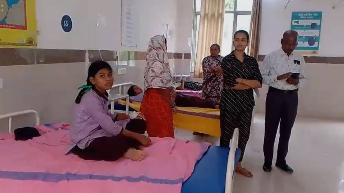 CG News: कवर्धा जिले के पंडरिया थाना क्षेत्र के ग्राम दुल्लापुर बाजार स्थित कस्तूरबा गांधी कन्या छात्रावास में सोमवार को अचानक कई छात्राओं की तबीयत बिगड़ने से हड़कंप मच गया। छात्राओं को पेट दर्द, उल्टी और दस्त की शिकायत हुई, जिसके बाद 10 से 15 छात्राओं के बीमार होने की सूचना मिली। घटना के बाद छात्रावास प्रबंधन और स्वास्थ्य विभाग तत्काल सक्रिय हो गया।