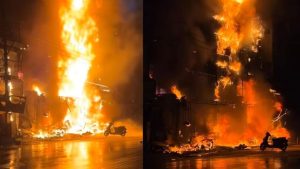 Raipur Fire: राजधानी रायपुर के तेलीबांधा इलाके में स्थित ऑक्टोपस बार के पास देर रात भीषण आग लग गई। आग सबसे पहले एक हार्डवेयर की दुकान में लगी और देखते ही देखते ऑक्टोपस बार समेत आसपास की चार दुकानों तक फैल गई। घटना के बाद इलाके में अफरा-तफरी मच गई और लोगों ने भागकर अपनी जान बचाई।