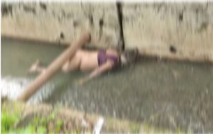 CG News: बिलासपुर में रेलवे परिसर के पास एक महिला का शव मिलने से इलाके में हड़कंप मच गया। तोरवा थाना क्षेत्र के तितली चौक स्थित नाले में महिला का शव अर्धनग्न अवस्था में मिला। सूचना मिलने पर पुलिस मौके पर पहुंची और शव को पोस्टमार्टम के लिए भेजकर मामले की जांच शुरू कर दी है।