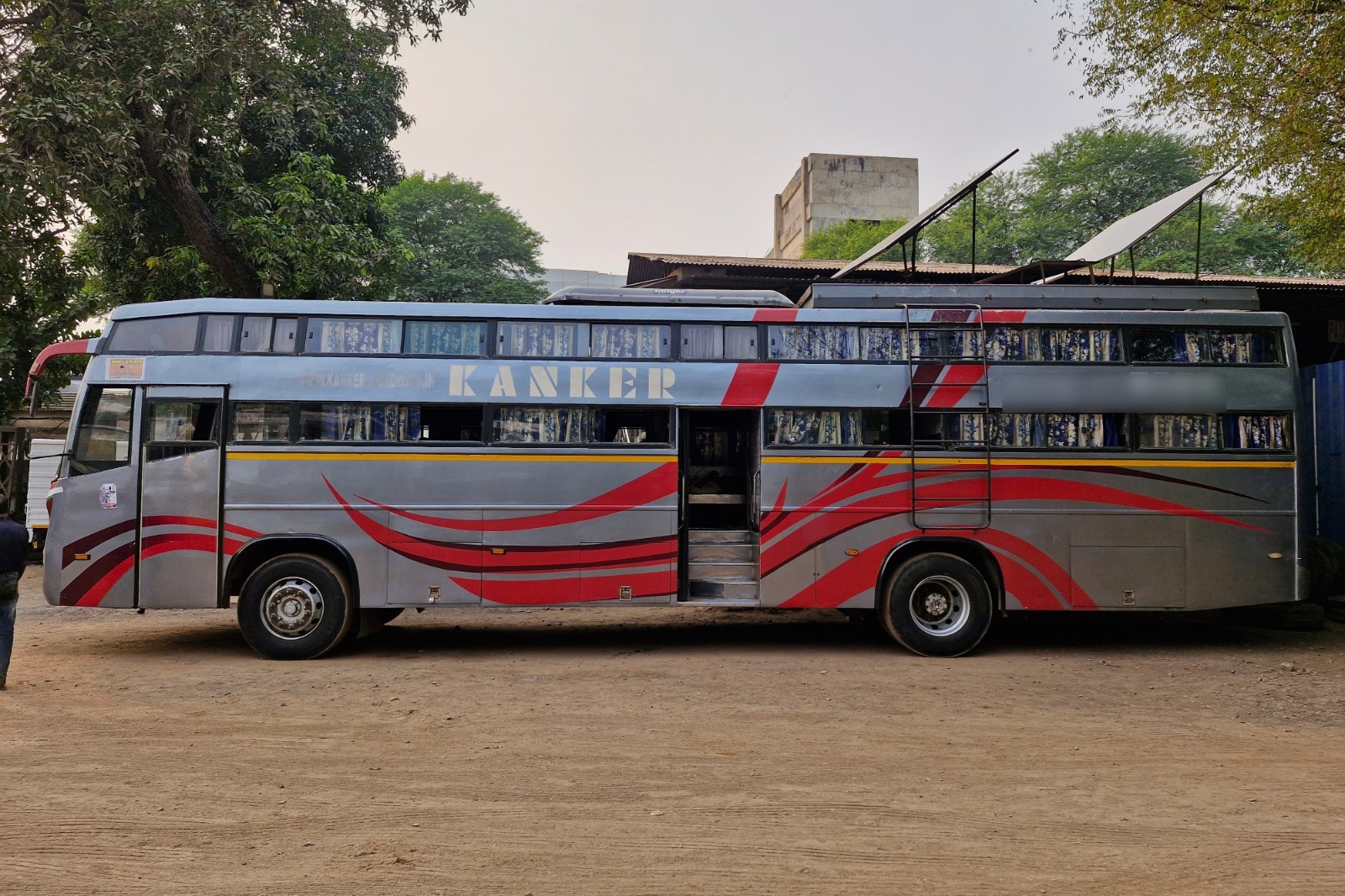 CG News: छत्तीसगढ़ के धमतरी जिले में शुक्रवार शाम चलती बस में एक युवक की संदिग्ध परिस्थितियों में मौत हो गई। बैलाडीला से रायपुर जा रही कांकेर रोडवेज की बस में सफर के दौरान युवक की अचानक तबीयत बिगड़ गई। उसे तेज झटके आने लगे और नाक से खून बहने लगा। हालत गंभीर होने पर उसे तत्काल अस्पताल ले जाया गया, जहां डॉक्टरों ने मृत घोषित कर दिया।