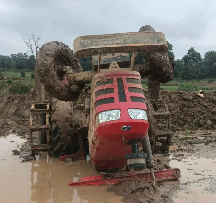 CG Tractor Accident: सरगुजा जिले के उदयपुर विकासखंड अंतर्गत ग्राम तेंदुटिकरा में खेत में फंसे ट्रैक्टर को निकालने के दौरान दर्दनाक हादसा हो गया। ट्रैक्टर अचानक पीछे की ओर पलट गया, जिससे उसके नीचे दबकर चालक की मौके पर ही मौत हो गई।