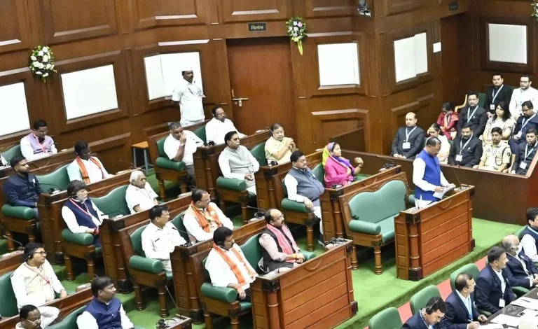 CG Monsoon Session: छत्तीसगढ़ विधानसभा के मानसून सत्र के पांचवें और आखिरी दिन करीब 14 घंटे 30 मिनट तक चली लंबी चर्चा के बाद साय सरकार के खिलाफ कांग्रेस का अविश्वास प्रस्ताव ध्वनिमत से गिर गया। चर्चा के दौरान सत्ता पक्ष और विपक्ष के बीच कई मुद्दों पर तीखी बहस देखने को मिली।