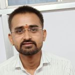 CG News: छत्तीसगढ़ के भिलाई स्थित रुंगटा कॉलेज की एक महिला प्रोफेसर की कॉल रिकॉर्डिंग, फोटो और मोबाइल नंबर सोशल मीडिया पर वायरल करने के मामले में पुलिस ने छात्र को गिरफ्तार किया है। वहीं, FIR दर्ज होने के बाद दो नकाबपोश युवकों ने महिला प्रोफेसर को केस वापस लेने की धमकी भी दी। पुलिस ने इस मामले में भी प्रकरण दर्ज कर जांच शुरू कर दी है।