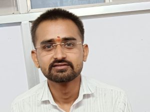 CG News: छत्तीसगढ़ के भिलाई स्थित रुंगटा कॉलेज की एक महिला प्रोफेसर की कॉल रिकॉर्डिंग, फोटो और मोबाइल नंबर सोशल मीडिया पर वायरल करने के मामले में पुलिस ने छात्र को गिरफ्तार किया है। वहीं, FIR दर्ज होने के बाद दो नकाबपोश युवकों ने महिला प्रोफेसर को केस वापस लेने की धमकी भी दी। पुलिस ने इस मामले में भी प्रकरण दर्ज कर जांच शुरू कर दी है।