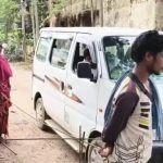 CG News: कोरबा जिले के बालको थाना क्षेत्र के ग्राम खेतार में जंगल से पुटु (मशरूम) तोड़ने गए एक युवक की संदिग्ध परिस्थितियों में मौत हो गई। परिजनों ने आशंका जताई है कि युवक की मौत बिच्छू के डंक से हुई है। हालांकि, पुलिस का कहना है कि मौत के वास्तविक कारणों का खुलासा पोस्टमार्टम रिपोर्ट आने के बाद ही हो सकेगा।