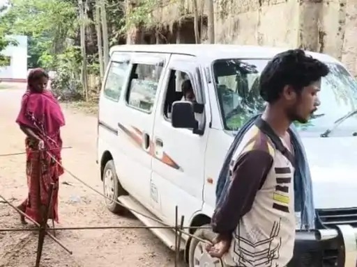 CG News: कोरबा जिले के बालको थाना क्षेत्र के ग्राम खेतार में जंगल से पुटु (मशरूम) तोड़ने गए एक युवक की संदिग्ध परिस्थितियों में मौत हो गई। परिजनों ने आशंका जताई है कि युवक की मौत बिच्छू के डंक से हुई है। हालांकि, पुलिस का कहना है कि मौत के वास्तविक कारणों का खुलासा पोस्टमार्टम रिपोर्ट आने के बाद ही हो सकेगा।
