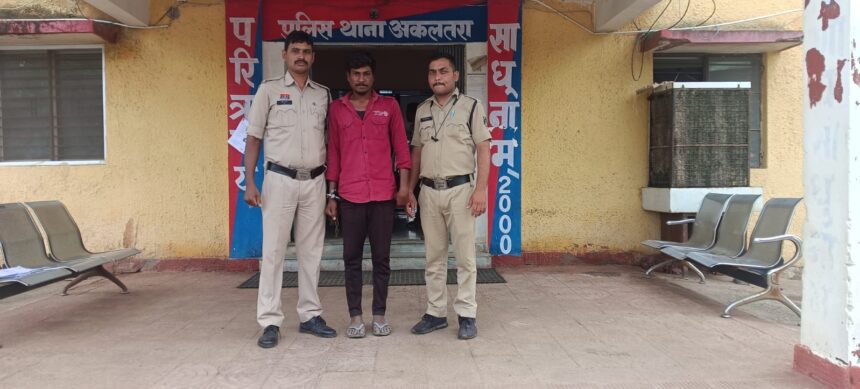 CG News: छत्तीसगढ़ के जांजगीर-चांपा जिले के अकलतरा थाना क्षेत्र में घर में घुसकर महिला से अश्लील हरकत करने और विरोध करने पर जान से मारने की धमकी देने का मामला सामने आया है। पुलिस ने त्वरित कार्रवाई करते हुए आरोपी को गिरफ्तार कर न्यायिक रिमांड पर जेल भेज दिया है।