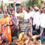 Raipur News: नया रायपुर के नकटी गांव में विस्थापन के दौरान कथित तौर पर प्रधानमंत्री आवास योजना के तहत बने मकानों को तोड़े जाने के मामले में कांग्रेस आज माना थाने का घेराव किया। पार्टी जिम्मेदार अधिकारियों के खिलाफ FIR दर्ज करने की मांग को लेकर प्रदर्शन किया।