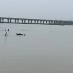 Raipur Breaking: रायपुर के पास अभनपुर से लगे गोबरा नवापारा थाना क्षेत्र के महानदी स्थित नेहरू घाट में शनिवार को बड़ा हादसा हो गया। महानदी में नहाने उतरा एक युवक तेज बहाव की चपेट में आकर लापता हो गया। घटना की सूचना मिलते ही गोबरा नवापारा पुलिस मौके पर पहुंची और स्थानीय लोगों की मदद से युवक की तलाश शुरू की। काफी खोजबीन के बाद भी युवक का कोई सुराग नहीं मिल सका है।