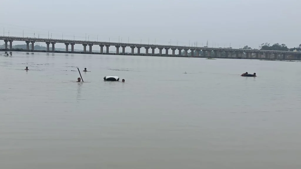 Raipur Breaking: रायपुर के पास अभनपुर से लगे गोबरा नवापारा थाना क्षेत्र के महानदी स्थित नेहरू घाट में शनिवार को बड़ा हादसा हो गया। महानदी में नहाने उतरा एक युवक तेज बहाव की चपेट में आकर लापता हो गया। घटना की सूचना मिलते ही गोबरा नवापारा पुलिस मौके पर पहुंची और स्थानीय लोगों की मदद से युवक की तलाश शुरू की। काफी खोजबीन के बाद भी युवक का कोई सुराग नहीं मिल सका है।