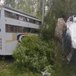 Kondagaon Accident: छत्तीसगढ़ के कोंडागांव जिले में रविवार सुबह एक दर्दनाक सड़क हादसे में कार चालक की मौके पर ही मौत हो गई, जबकि कार में सवार दो अन्य लोग गंभीर रूप से घायल हो गए। जगदलपुर से रायपुर जा रही कांकेर रोडवेज की यात्री बस ने घोड़ा गांव के पास गीदम की ओर जा रही कार को जोरदार टक्कर मार दी। टक्कर इतनी भीषण थी कि कार के परखच्चे उड़ गए और बस अनियंत्रित होकर सड़क किनारे जंगल की ओर जा घुसी।