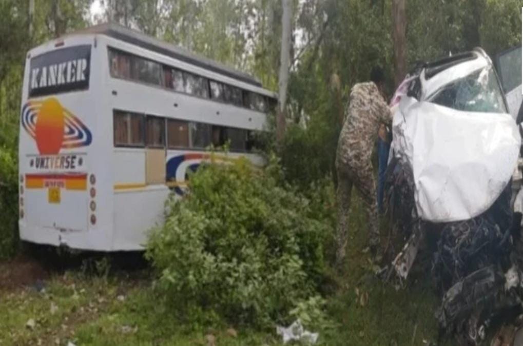 Kondagaon Accident: छत्तीसगढ़ के कोंडागांव जिले में रविवार सुबह एक दर्दनाक सड़क हादसे में कार चालक की मौके पर ही मौत हो गई, जबकि कार में सवार दो अन्य लोग गंभीर रूप से घायल हो गए। जगदलपुर से रायपुर जा रही कांकेर रोडवेज की यात्री बस ने घोड़ा गांव के पास गीदम की ओर जा रही कार को जोरदार टक्कर मार दी। टक्कर इतनी भीषण थी कि कार के परखच्चे उड़ गए और बस अनियंत्रित होकर सड़क किनारे जंगल की ओर जा घुसी।