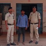 CG News: छत्तीसगढ़ के धमतरी जिले में पूजा-पाठ और ताबीज पहनाने का झांसा देकर महिला से छेड़छाड़ करने का मामला सामने आया है। अर्जुनी थाना पुलिस ने शिकायत के आधार पर आरोपी को गिरफ्तार कर न्यायिक रिमांड पर जेल भेज दिया है।