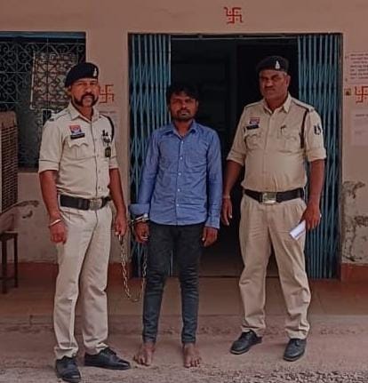 CG News: छत्तीसगढ़ के धमतरी जिले में पूजा-पाठ और ताबीज पहनाने का झांसा देकर महिला से छेड़छाड़ करने का मामला सामने आया है। अर्जुनी थाना पुलिस ने शिकायत के आधार पर आरोपी को गिरफ्तार कर न्यायिक रिमांड पर जेल भेज दिया है।
