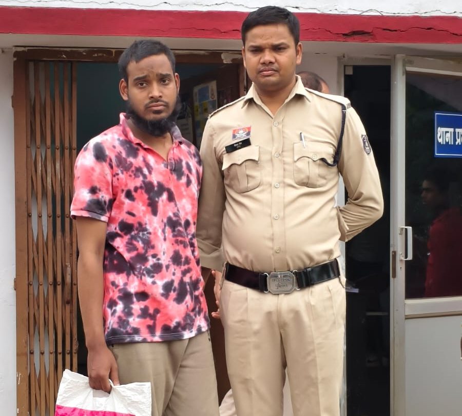 Raipur Railway Cheating: रायपुर में रेलवे भर्ती बोर्ड की ऑनलाइन परीक्षा के दौरान मोबाइल फोन के जरिए नकल करने के आरोप में एक अभ्यर्थी को गिरफ्तार किया गया है। आरोपी परीक्षा केंद्र के अंदर मोबाइल छिपाकर ले गया था और परीक्षा के दौरान कंप्यूटर स्क्रीन पर दिखाई दे रहे प्रश्नों की तस्वीरें खींच रहा था। मामले में डीडी नगर थाना पुलिस ने कार्रवाई करते हुए आरोपी के खिलाफ मामला दर्ज कर उसे गिरफ्तार कर लिया है।