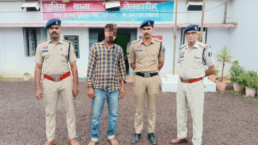 CG Murder: छत्तीसगढ़ के खैरागढ़ जिले से एक दिल दहला देने वाला मामला सामने आया है, जहां बैंक ऋण चुकाने को लेकर पति-पत्नी के बीच चल रहा विवाद खूनी वारदात में बदल गया। ठेलकाडीह थाना क्षेत्र में पति ने अपनी पत्नी पर फावड़े से हमला कर दिया, जिससे इलाज के दौरान उसकी मौत हो गई। पुलिस ने आरोपी पति को भिलाई से गिरफ्तार कर न्यायिक रिमांड पर जेल भेज दिया है।