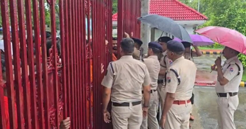 CG Train Cancelled: सावन महीने में बाबा बैद्यनाथ धाम की यात्रा पर जाने वाले श्रद्धालुओं ने ट्रेनों के रद्द और शॉर्ट टर्मिनेट किए जाने के विरोध में बिलासपुर में रेलवे प्रशासन के खिलाफ प्रदर्शन किया। बारिश के बीच बड़ी संख्या में श्रद्धालु GM और DRM कार्यालय पहुंचे और रेलवे से वैकल्पिक व्यवस्था की मांग की।