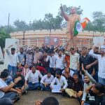 Raipur News: दिल्ली के जंतर-मंतर में छात्रों के प्रदर्शन के दौरान पुलिस कार्रवाई के विरोध में छत्तीसगढ़ प्रदेश एनएसयूआई और युवा कांग्रेस ने रायपुर के अंबेडकर चौक पर विरोध प्रदर्शन किया। इस दौरान कार्यकर्ताओं ने प्रधानमंत्री का पुतला दहन किया और केंद्र सरकार के खिलाफ नारेबाजी की।