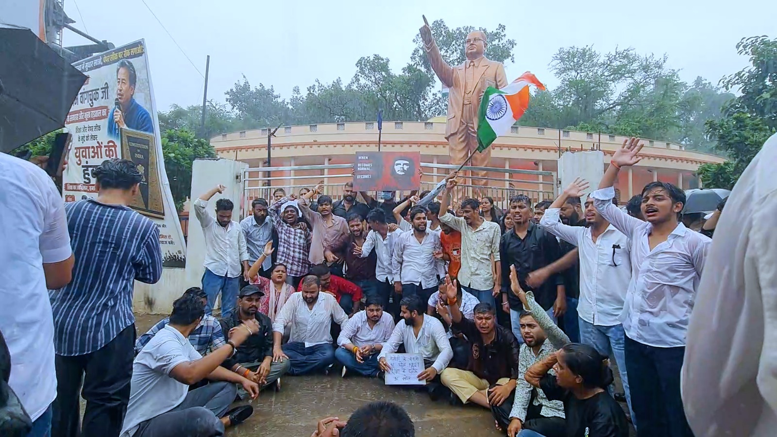 Raipur News: दिल्ली के जंतर-मंतर में छात्रों के प्रदर्शन के दौरान पुलिस कार्रवाई के विरोध में छत्तीसगढ़ प्रदेश एनएसयूआई और युवा कांग्रेस ने रायपुर के अंबेडकर चौक पर विरोध प्रदर्शन किया। इस दौरान कार्यकर्ताओं ने प्रधानमंत्री का पुतला दहन किया और केंद्र सरकार के खिलाफ नारेबाजी की।