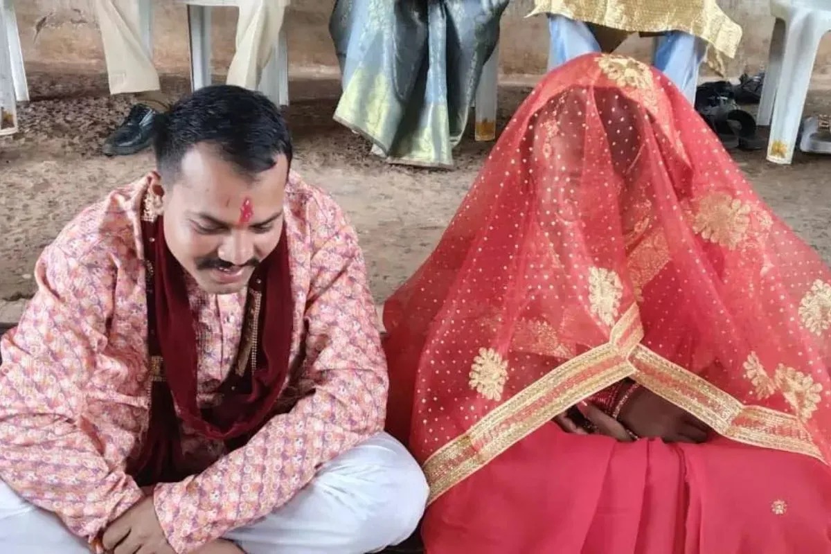 CG News: छत्तीसगढ़ के बस्तर जिले में एक अनोखा मामला सामने आया है। एक युवती ने जिस युवक के खिलाफ रेप का मामला दर्ज कराया था, बाद में उसी से शादी कर ली। अदालत की अनुमति के बाद दोनों का विवाह जगदलपुर सेंट्रल जेल परिसर में संपन्न हुआ। युवक पिछले 7 महीने से जेल में बंद है। मामला परपा थाना क्षेत्र के राजूर गांव का है।