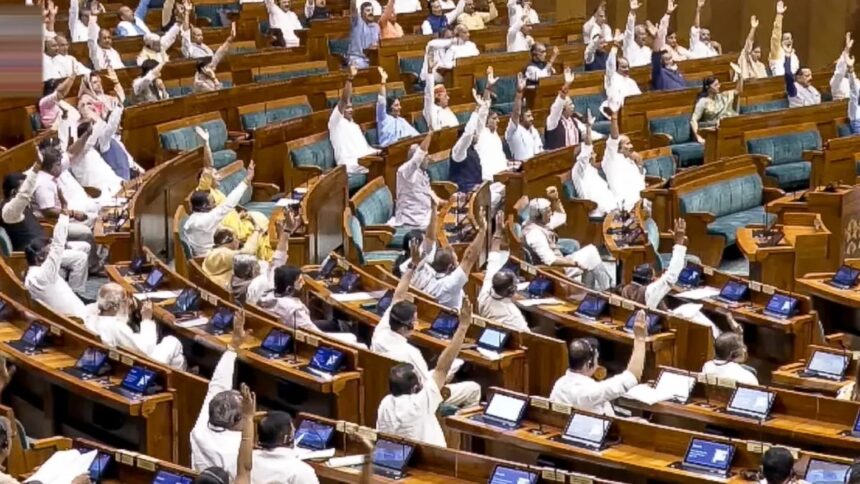 Big Breaking: लोकसभा ने लंबे समय तक चली चर्चा के बाद एंटी पेपर लीक बिल को ध्वनि मत से पारित कर दिया। बिल पर चर्चा के दौरान सत्ता पक्ष और विपक्ष के बीच तीखी नोकझोंक भी देखने को मिली। बिल पारित होने के बाद लोकसभा अध्यक्ष ने सदन की कार्यवाही अगले दिन तक के लिए स्थगित कर दी।
