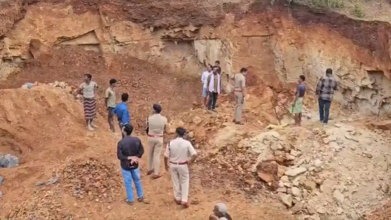 CG News: छत्तीसगढ़ के सूरजपुर जिले में रविवार को एक दर्दनाक हादसा हो गया। कोतवाली थाना क्षेत्र के लांची गांव स्थित एक अवैध खदान में खुदाई के दौरान अचानक चट्टान भरभराकर गिर गई। हादसे में मलबे के नीचे दबने से दो मजदूरों की मौके पर ही मौत हो गई।