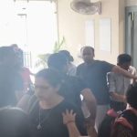 Korba News: कोरबा जिले के शारदा विहार स्थित एक निजी अस्पताल में जन्मे जुड़वा बच्चों में से एक नवजात की मौत के बाद परिजनों ने जमकर हंगामा किया। परिजनों ने डॉक्टरों पर इलाज में लापरवाही का आरोप लगाया। विवाद बढ़ने पर अस्पताल स्टाफ और परिजनों के बीच हाथापाई भी हुई। सूचना मिलने पर पुलिस मौके पर पहुंची और स्थिति को शांत कराया।