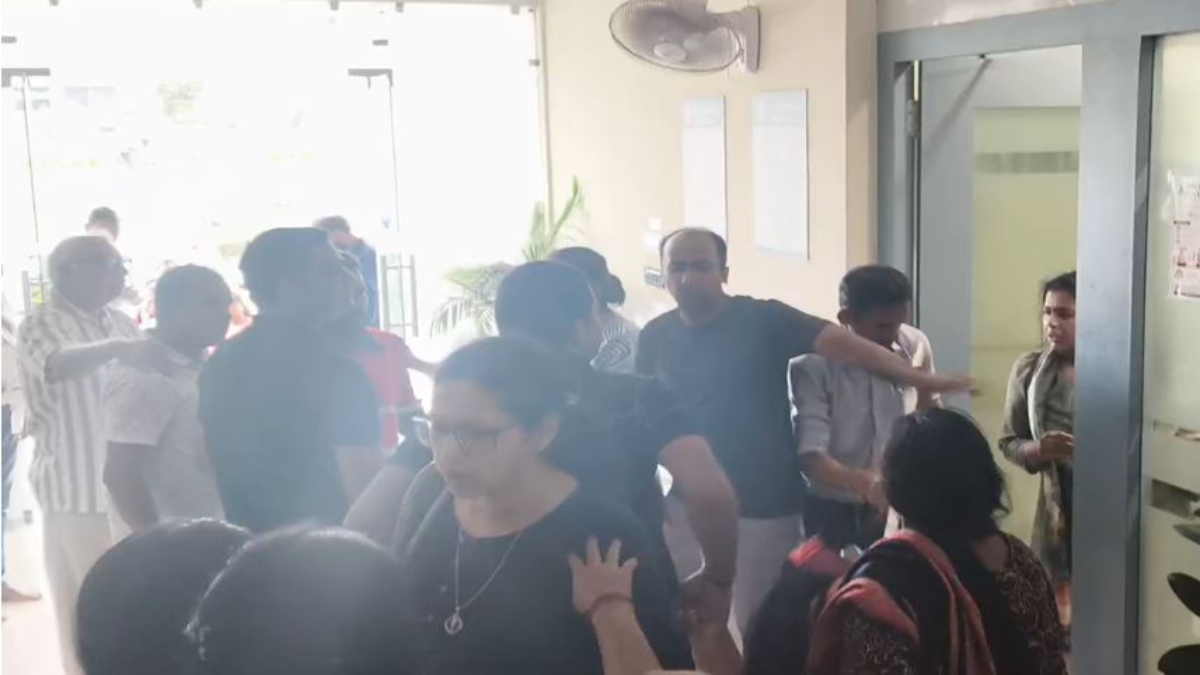 Korba News: कोरबा जिले के शारदा विहार स्थित एक निजी अस्पताल में जन्मे जुड़वा बच्चों में से एक नवजात की मौत के बाद परिजनों ने जमकर हंगामा किया। परिजनों ने डॉक्टरों पर इलाज में लापरवाही का आरोप लगाया। विवाद बढ़ने पर अस्पताल स्टाफ और परिजनों के बीच हाथापाई भी हुई। सूचना मिलने पर पुलिस मौके पर पहुंची और स्थिति को शांत कराया।