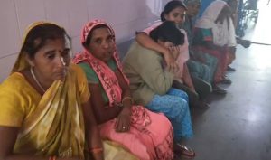 CG Lightning Strike: मनेन्द्रगढ़ जिले के खड़गवां ब्लॉक में आकाशीय बिजली गिरने से अलग-अलग स्थानों पर तीन लोगों की मौत हो गई, जबकि पांच लोग झुलस गए। घटना के बाद पूरे इलाके में दहशत का माहौल है। घायलों को अस्पताल में भर्ती कराया गया है, जहां उनका उपचार जारी है।
