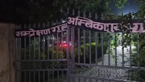 CG News: छत्तीसगढ़ के अंबिकापुर में बाल संप्रेक्षण गृह से एक बार फिर 13 अपचारी बालक फरार हो गए। गांधीनगर थाना क्षेत्र स्थित बाल संप्रेक्षण गृह में मंगलवार रात बच्चों ने पुराने दरवाजे को क्षतिग्रस्त कर भागने की घटना को अंजाम दिया। पुलिस ने देर रात दो अपचारी बालकों को पकड़ लिया, जबकि 11 की तलाश जारी है। फरार बालकों में हत्या, दुष्कर्म और चोरी जैसे गंभीर मामलों के आरोपी भी शामिल हैं।