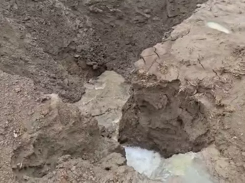 CG Rain: 24 घंटे की बारिश के बाद खेत की जमीन धंसी, 20 फीट चौड़ा और 30 फीट गहरा गड्ढा बना CG Rain: छत्तीसगढ़ के बालोद जिले में लगातार 24 घंटे की बारिश के बाद गुरुर ब्लॉक के ग्राम भानपुरी में एक किसान के खेत की जमीन अचानक धंस गई। खेत में करीब 20 फीट चौड़ा और 30 फीट गहरा गड्ढा बन गया है, जिसकी गहराई और चौड़ाई लगातार बढ़ रही है। घटना की जानकारी सोमवार सुबह खेत पहुंचे किसानों को हुई।