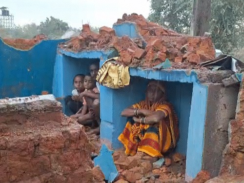 Raipur News: नकटी गांव में बारिश के बीच टूटे मकानों में रहने को मजबूर बेघर परिवार, जानें क्या बोले बृजमोहन अग्रवाल