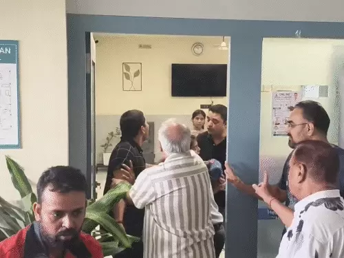 Korba News: अस्पताल में जुड़वा बच्चों में से एक की मौत, दूसरा गंभीर; परिजनों ने डॉक्टरों को पीटा Comp 161 1784454691